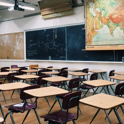 Et klasserom uten noen personer til stede