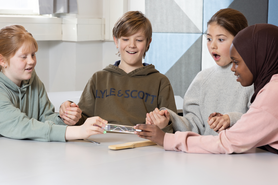 Bildet kan inneholde: jakke, sitter, barn, student, hettegenser.