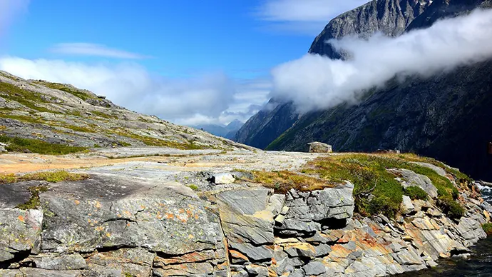 Landskap med strukturer i stein
